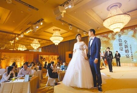 5月本土疫情爆發後婚宴全都取消,雖然目前防疫鬆綁,仍受限一廳宴客80人規範,即使婚宴照辦,但規模大幅縮水,婚宴營收銳減超過7成。(本報資料照片)