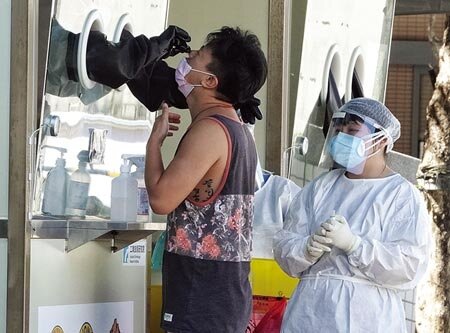 國內首宗新冠國賠申請案!前衛生署長楊志良發起國家賠償官司,目前已有7名死者家屬委託,近日將正式提國賠,希望政府可以還給家屬一個公道。圖為三重聯醫篩檢站,民眾接受篩檢。(陳信翰攝)