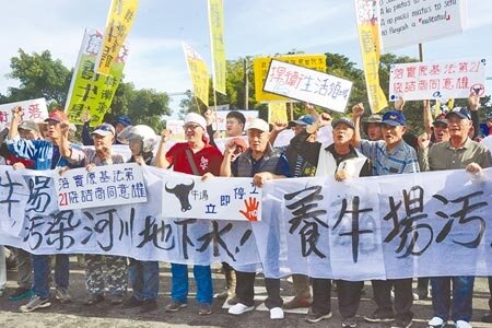 花蓮縣牧場業者在光復鄉購地設置養牛場,但周邊部落族人擔心汙染水源,也認為位於傳統領域,數度集結抗議。(王志偉攝)