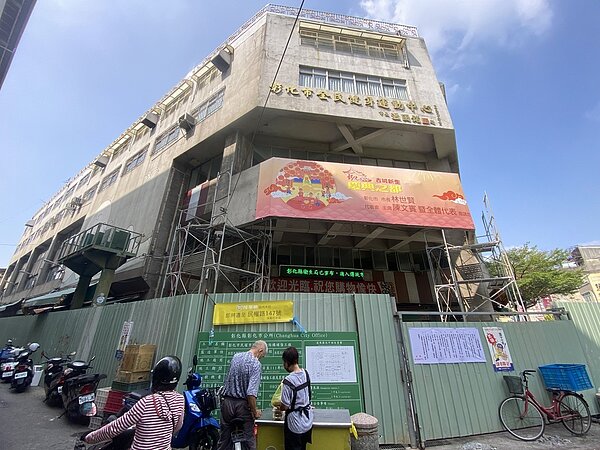 有35年歷史的彰化市民權市場大樓，921大地震後，經土木技師判定耐震不足必須辦理補強，歷經20年，近日才開始施工。記者劉明岩／攝影 