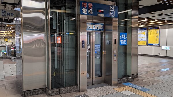 捷運龍山寺站5月中旬曾發生職場群聚感染,包括保全、站務員、派遣員、清潔員都有確診。 圖/聯合報系資料照片