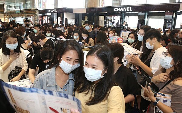 五倍券即將在10月8日正式發放使用,不少百貨周年慶紛紛搭上五倍券首發車。圖/聯合報資料照片