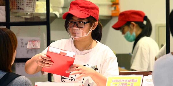 勞動部調薪補貼配套將不分時薪、月薪的勞工,採取「因疫情受困行業白名單制」,補貼比例至少3成。圖/中時報資料照片