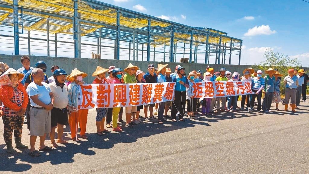 台南市後壁區反對業者興建雞糞場,一大群老人家頂著烈日表達心聲。圖/讀者提供;中時記者張毓翎台南傳真