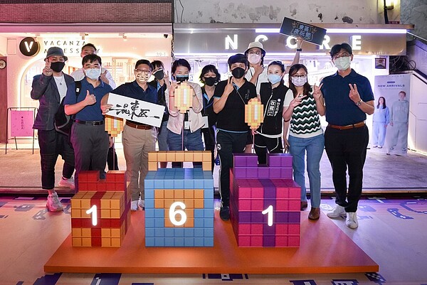 「東區夜玩節」開跑,跟裝置物拍照打卡,就有機會抽中iPad、AirPods。圖/台北市商業處提供