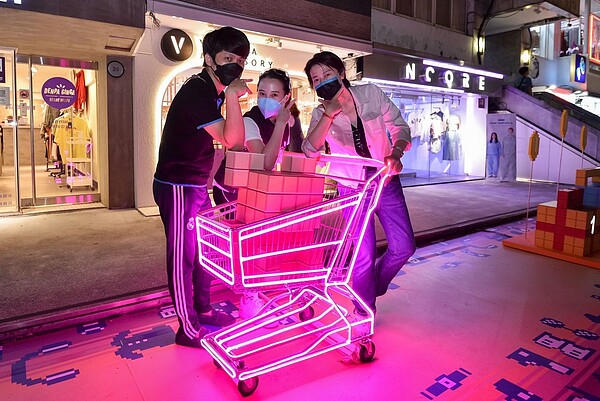 商業處以「東區夜玩節」為主題,即起至10月31日期間,在東區特色巷弄置5座遊戲風格的特色街標。圖/台北市商業處提供