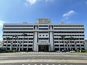 桃園舊大樓鷹架倒塌引憂　勞檢處：拆除違法、可罰30萬