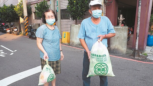 桃園市八德區大仁里民已開始使用專用垃圾袋丟垃圾。圖／桃園市環保局提供