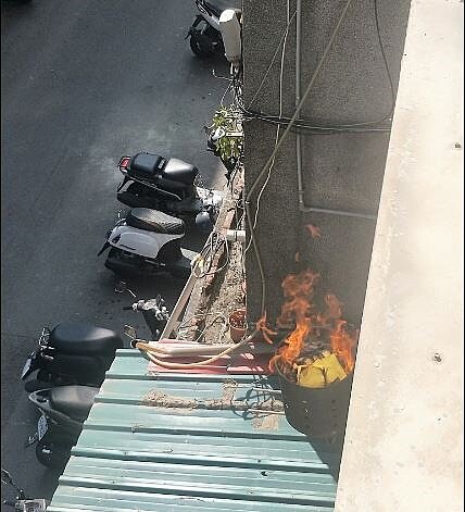 畫面中香爐只用兩根細管支撐,若不慎燒起來後果不堪設想。圖/翻攝自Facebook/爆料公社(官方粉專專屬)