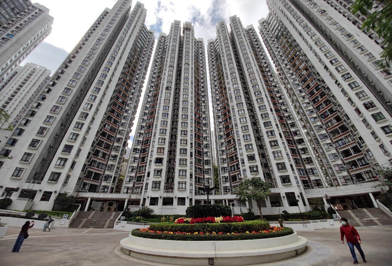 香港工聯會調查全港34個「上車盤」,一對月入共4萬元的年輕夫婦,即使不吃不喝,最少要儲4年積蓄,才夠四成首期買屯門210平方呎單位。圖為位於鰂魚涌的康怡花園。圖/中新社