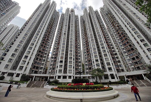 香港工聯會調查全港34個「上車盤」,一對月入共4萬元的年輕夫婦,即使不吃不喝,最少要儲4年積蓄,才夠四成首期買屯門210平方呎單位。圖為位於鰂魚涌的康怡花園。圖/中新社