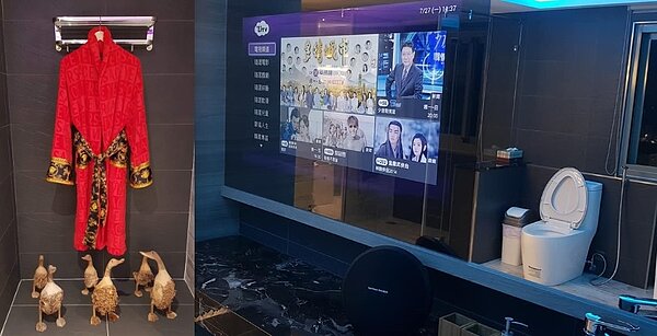 原PO在浴室擺放龍袍及透明電視牆。圖/擷取自《佈置藏在生活裡》