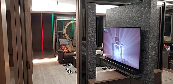 360度旋轉電視牆。圖/擷取自《佈置藏在生活裡》