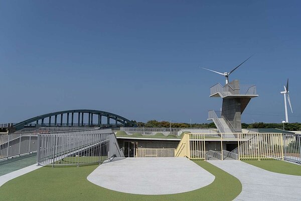 竹市首座原民地景式建築「那魯灣文化聚落」年底完工，小綠丘、大滑梯成17公里海岸線新景點。圖／新竹市民政處提供