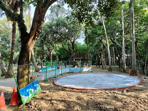 嘉義公園曾飼養孔雀的鳥籠已拆除完畢。圖/網友張淙閔提供