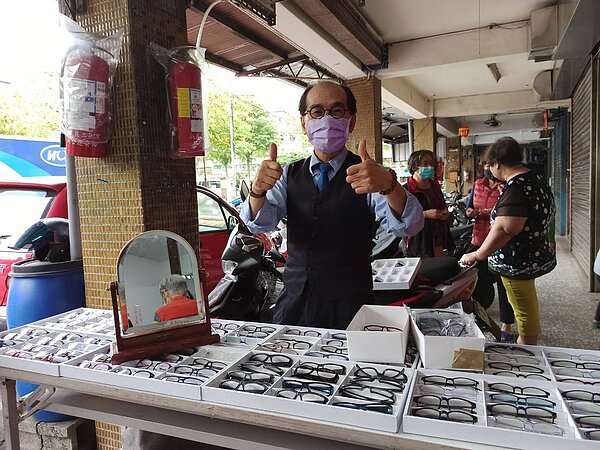 新莊立基里敬老眼鏡活動。圖／《新莊樂生活 X 有你有我》提供