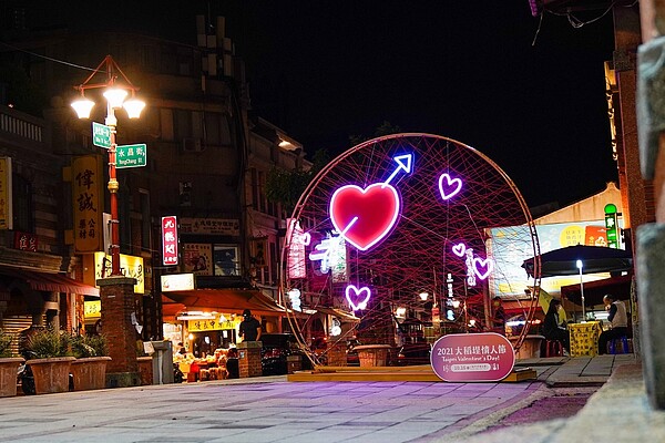 在永樂廣場及大稻埕公園可遇見大稻埕情人節活動限定拍照打卡裝置物,每日亮燈時間下午5時至9時。圖/台北市政府觀光傳播局提供