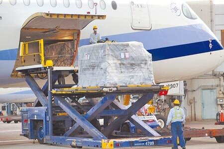 客製化BNT疫苗連日分批到貨，4日清晨由華航班機載送約27萬劑抵達桃園機場，合計完成140萬劑疫苗運送。（陳麒全攝）