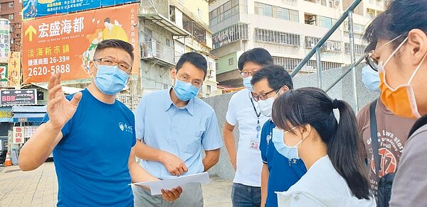 新北市五股區成泰路4段與孝義路口是交通要道，然而有處鐵皮屋多年來占用通道，行人只好涉險走上馬路，經新北市議員陳明義會勘，工務局回應，近期將辦理拆除作業，私權部分待釐清屬性後，評估順平可行性。（陳明義服務處提供／戴上容新北傳真）