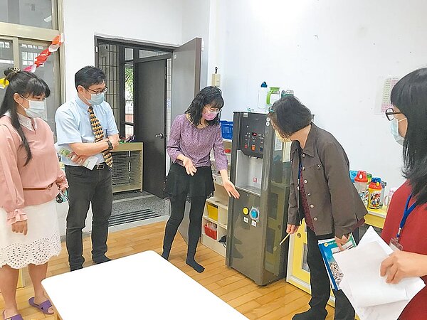 新北市教育局遴聘評鑑委員(右一、右二)至新北幼兒園進行評鑑,新北市107至109學年度評鑑686家幼兒園,其中146家未通過部分指標。(新北市教育局提供/陳慰慈新北傳真)