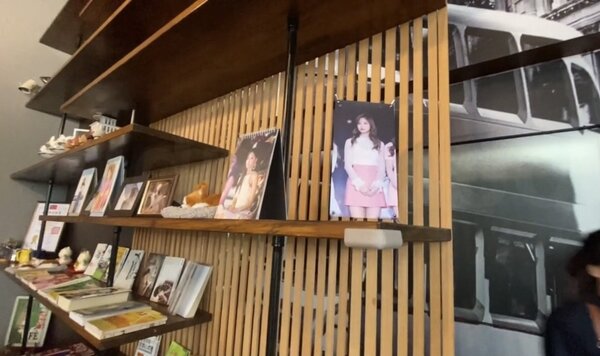 周子瑜的媽媽在台南市東區經營首璽咖啡，店內有不少子瑜的照片。本報資料照片