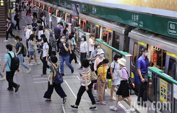 受到新冠肺炎疫情影響，台北捷運營收遭受重創，預估2021年底將虧損50至80億。圖／聯合報系資料照