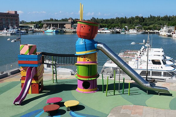 漁人碼頭幾米溜溜帽遊樂場。圖/新北市漁業及漁港事業管理處提供