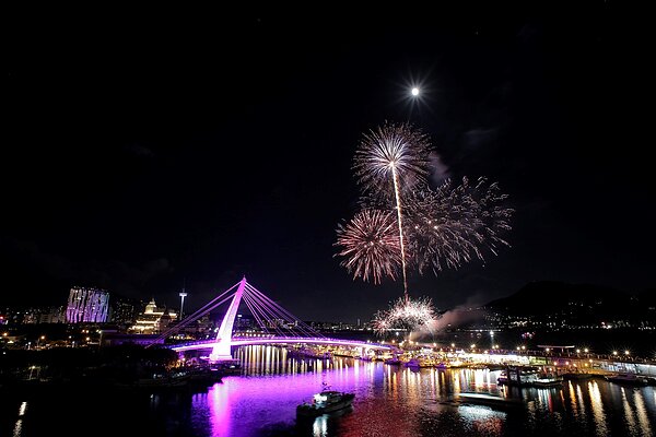 109年漁人碼頭煙火浪漫點亮夜空。圖/新北市漁業及漁港事業管理處提供