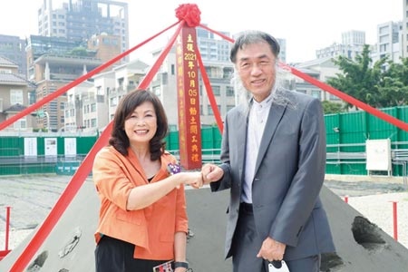 龍寶建設董事長張麗莉（左）與大毅建設總經理林隆深首度合作的「愛臻邸」，旗開得勝！圖∕曾麗芳