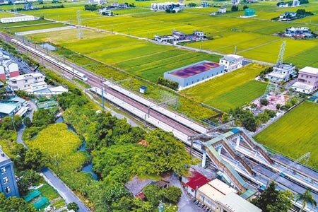 高鐵宜蘭站交通部屬意位於礁溪鄉的四城站,但因四城站位置偏北,引起地方多數民眾不滿,游錫指「四城站缺點最多。」圖為四城地區空拍照。(本報資料照片)