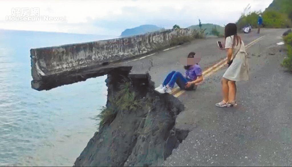 花蓮台11線跳浪隧道北口左側,一處舊道路,因長年的海水沖刷,路基被掏空,形成斷崖特殊景象,卻吸引遊客闖入拍網紅照。圖/民眾提供;王志偉花蓮傳真