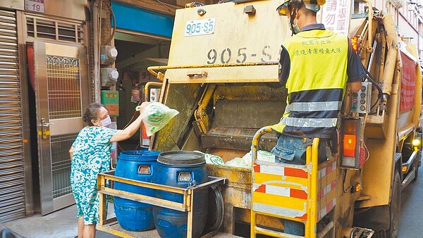 桃園為杜絕新北地區常跨市隨意丟棄垃圾,針對八德區大仁、大明里及龜山區迴龍、龍華試辦專用垃圾袋。圖/桃園市政府環保局提供