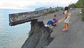 花蓮道路變斷崖　遊客擅闖玩命搶拍