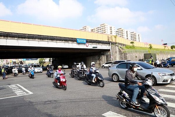 台南市政府特別自8月起針對永康、大灣、仁德與新市交流道聯外道路及中西區健康路、大同路等6條路廊，推動易壅塞路廊交通改善計畫。圖／台南市政府提供