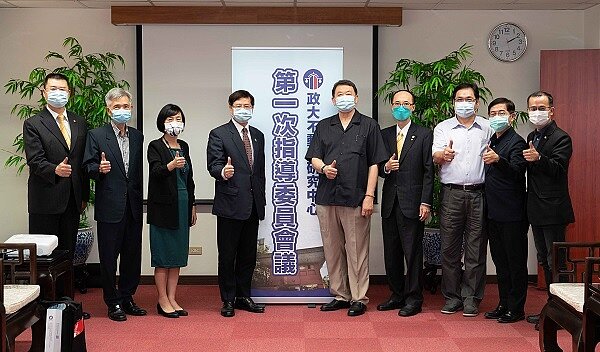 永慶房產集團攜手政大成立《政治大學不動產研究中心》，趙怡代表校方頒發聘書給指導委員。圖／永慶房產提供