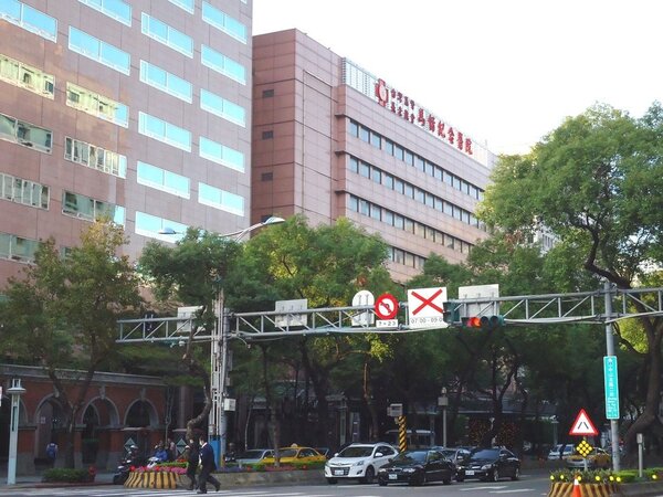 「馬偕紀念醫院」以504件的的成交實例，成為六都最熱門的醫學中心。圖／永慶提供