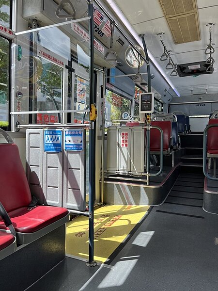 為防止乘客遭夾傷，北市公運處要求公車中門兩側加裝隔板。圖／北市公運處提供