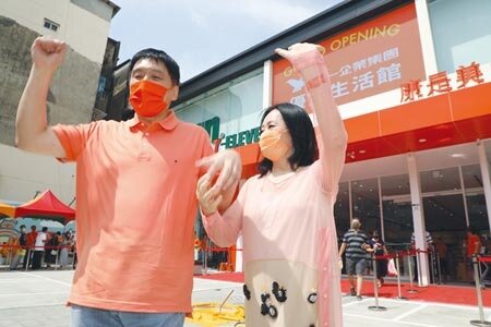 統一集團優質生活館全台首店6日盛大開幕,集團董事長羅智先與夫人高秀玲聯袂出席。圖∕林憲祥