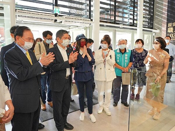 江蕙神秘現身,與全聯董事長林敏雄、文化部長李永得在巧藝館觀賞藝術作品。(全聯提供)