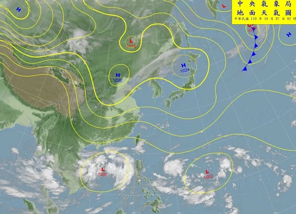 彭啟明表示，目前在南海到菲律賓東方海面是一個典型大低壓帶，其中南海的低壓持續發展中，這一兩天有機會發展成為熱帶性低氣壓。在菲律賓東方的低壓，仍然很鬆散，在未來幾天往菲律賓接近時，有逐漸增強趨勢。圖／取自氣象局網站
