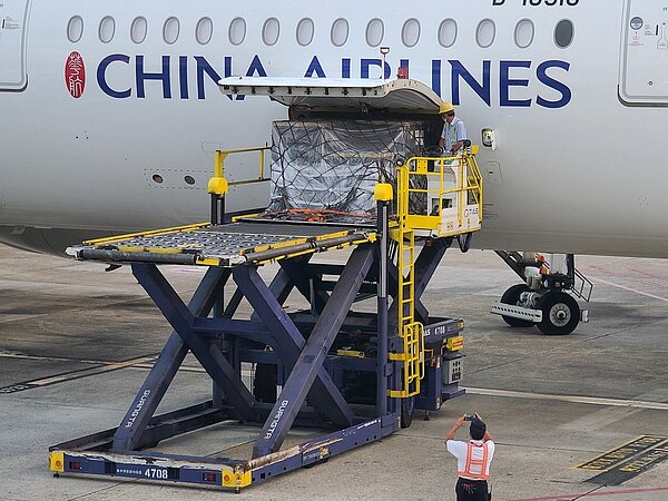 第六批BNT疫苗清晨由華航CI62 班機運抵桃園機場,第一個溫控櫃卸下。記者鄭超文/攝影