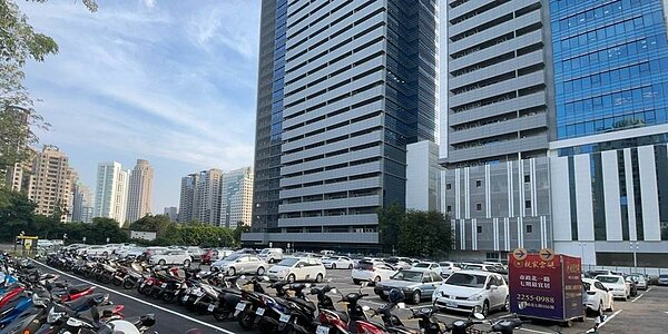 皇翔建設砸近78億購入台中七期近3千坪商用地，目前作為停車場之用。圖／曾麗芳