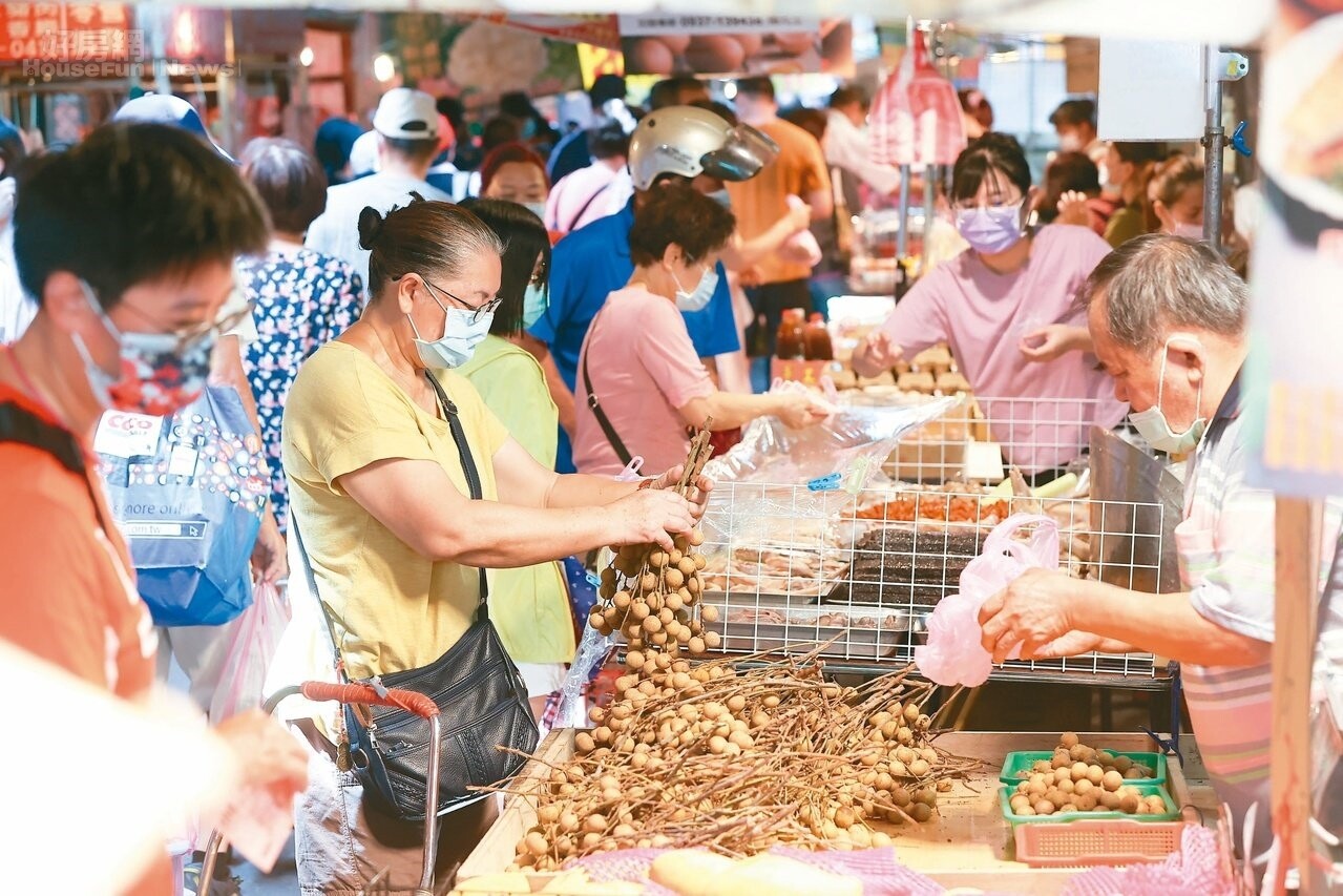 我國九月消費者物價總指數（CPI）年增率百分之二點六三，飆上八年半以來新高，主因為適逢中秋節與國內旅遊團費調漲，加以水果價格上漲所致。圖／聯合報系資料照