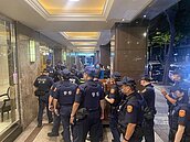 KTV復業首日北市松江錢櫃生意好　警進包廂宣導防疫