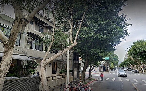 陳昇在台北市民生社區富錦街上經營近10年的餐廳,近日停止營運,該址目前以12萬元招租。圖/google map