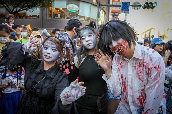 「府中搞什麼鬼」今年分成鬼怪組與趣味組,總獎金高達26萬元,活動報名自即日起至10月25日止,圖為2020年活動資料照。圖/新北市經發局提供