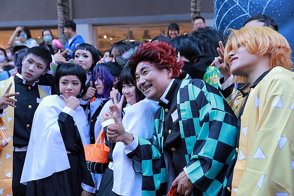 「府中搞什麼鬼」今年分成鬼怪組與趣味組,總獎金高達26萬元,活動報名自即日起至10月25日止,圖為2020年活動資料照。圖/新北市經發局提供