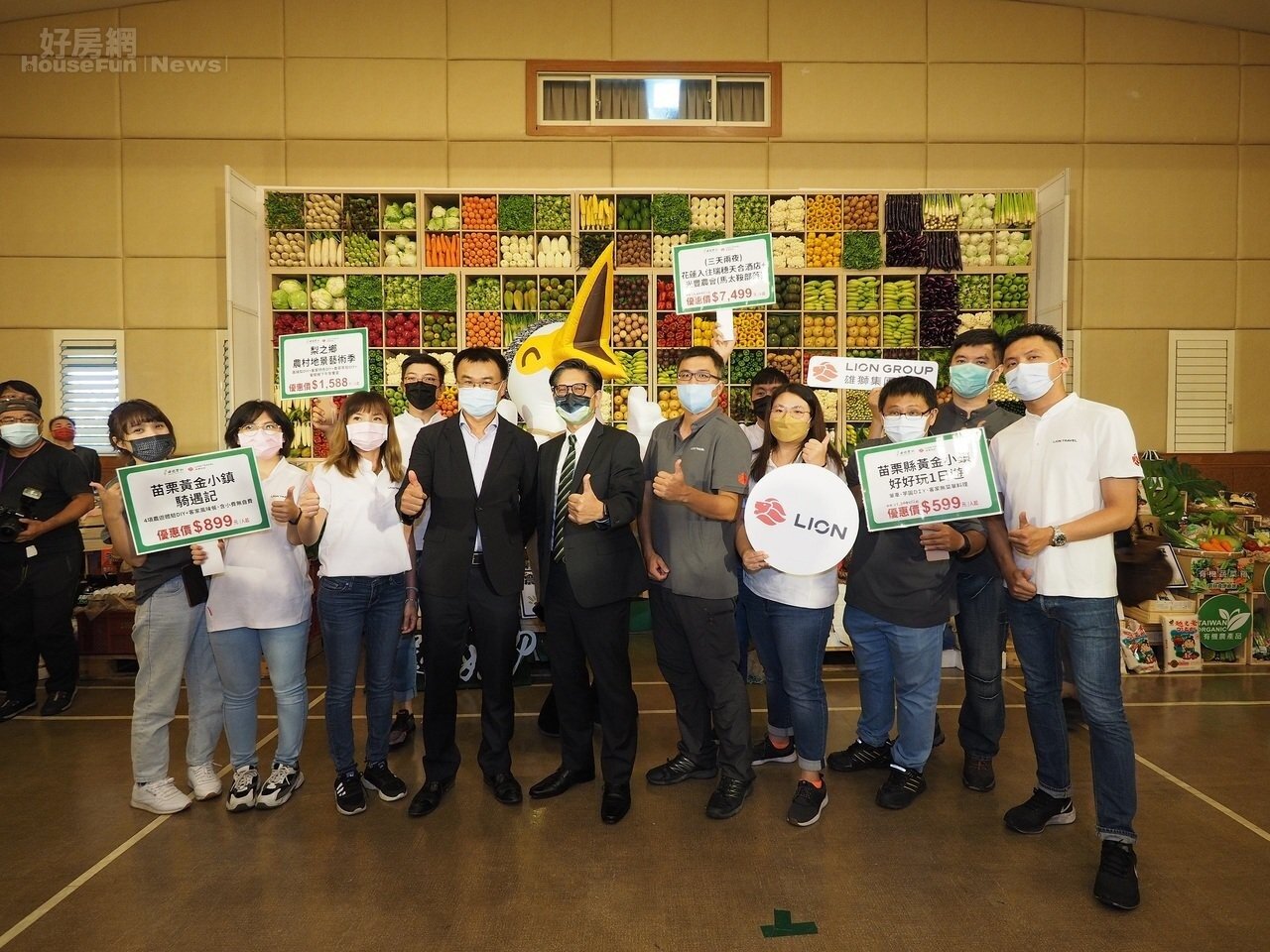 農委會主任委員陳吉仲與雄獅集團總經理黃信川共同推廣農村FUN心玩。圖/雄獅集團提供