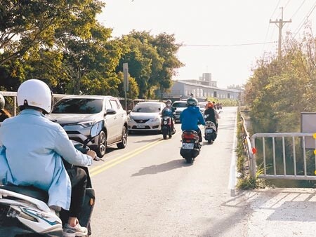 台中市神岡區浮圳路現有路寬僅6米，經常發生交通壅塞及擦撞事故。（王文吉攝）