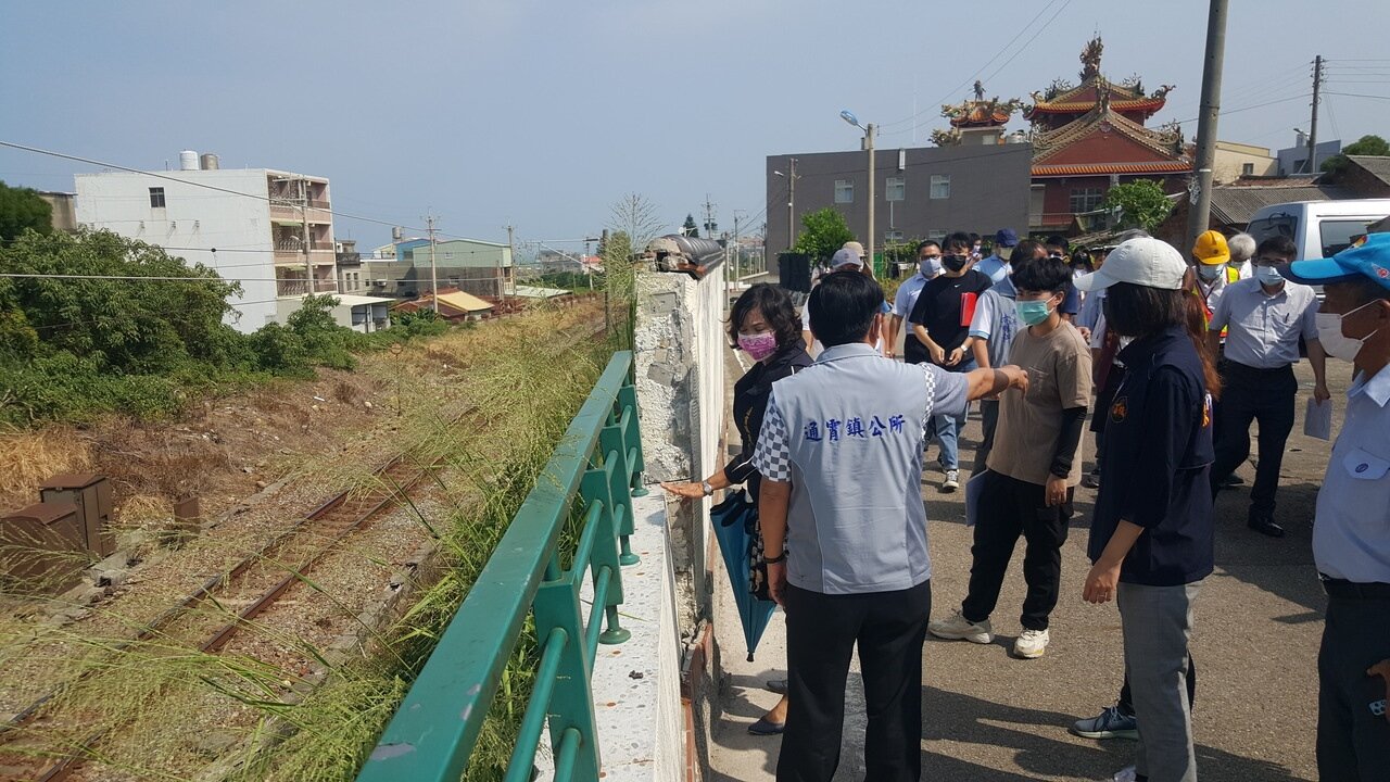通霄鎮新埔雲天宮附近鐵路圍牆出現鋼筋繡蝕、裂損,且向鐵道方向傾斜狀況,台鐵7月先完成緊急工程,並切除一半圍牆減輕負荷。記者胡蓬生/攝影